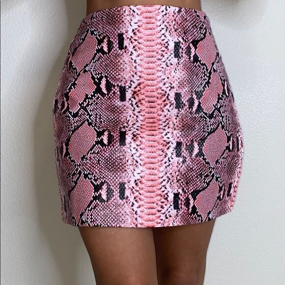 ENDLESS ROSE Faux Snake Skin Mini Skirt NWOT - Picture 1 of 5